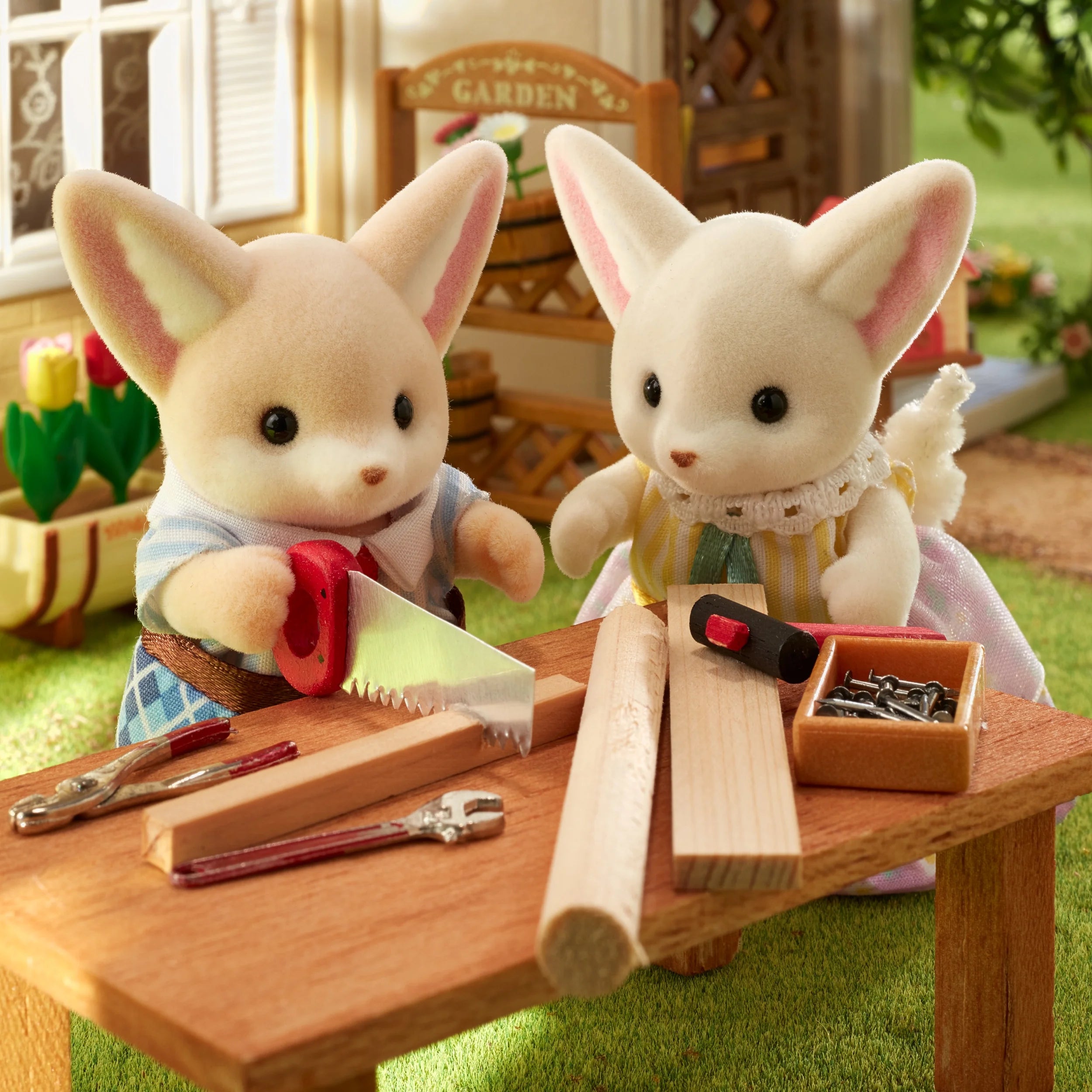 Set of 4 Collectible Doll Figures L982