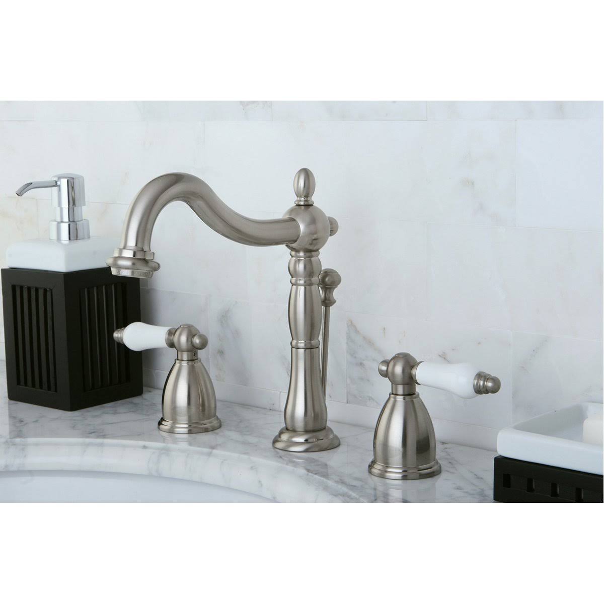 Polished Brass Widespread Bathroom Faucet V950